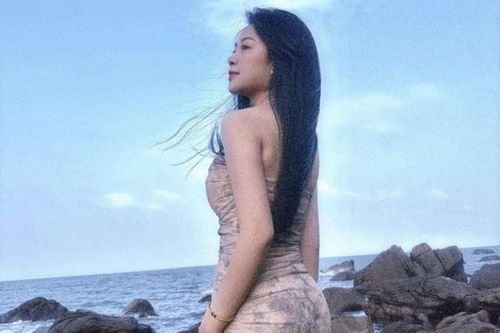 Vợ hot girl xứ Nghệ khoe body cực sexy, Phan Văn Đức lập tức có phản ứng này