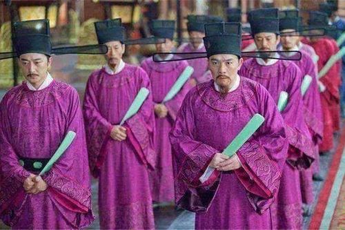 Vì sao quan lại thời xưa lại cởi giày khi vào triều gặp hoàng đế?