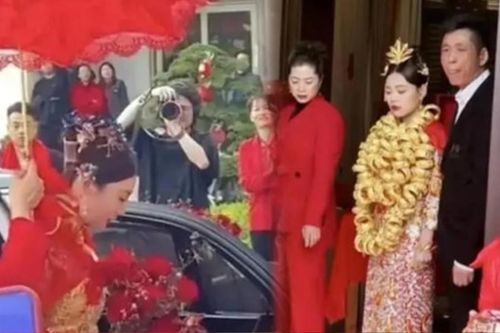 Cô dâu đeo 100 vòng vàng nặng trĩu cổ trong đám cưới khiến dân tình choáng ngợp