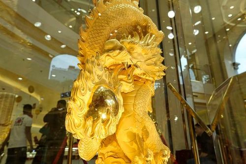 Chiêm ngưỡng tượng rồng dát vàng 9999 cao hơn 3 mét chào vía Thần tài 2024