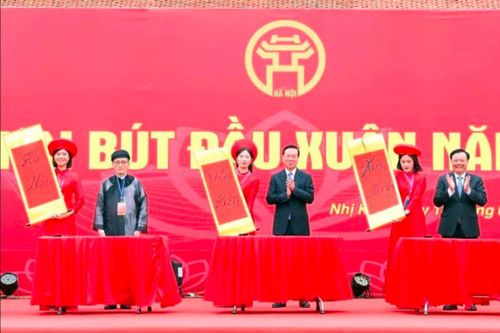 Chủ tịch nước khai bút đầu xuân tại Hà Nội