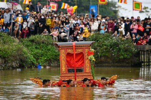 Thái Bình: Về lễ hội chùa Phượng Vũ xem kiệu 'bay' qua sông, quay dưới giếng