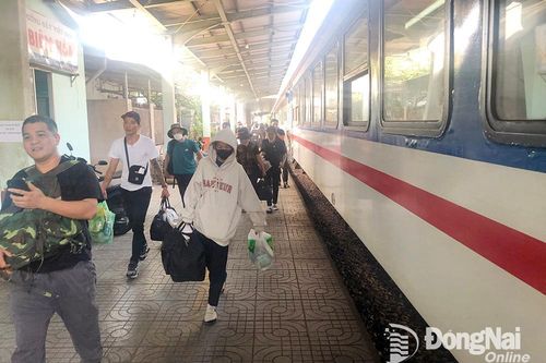 'Cháy vé' máy bay, tàu hỏa đi các tỉnh phía Nam
