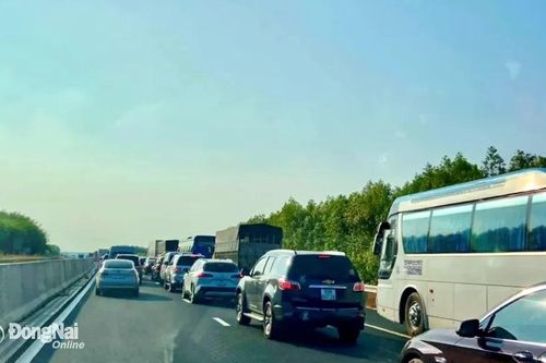 Ùn tắc trên 2 tuyến cao tốc, các loại xe phải dồn ra quốc lộ, đường về thành phố càng thêm lâu