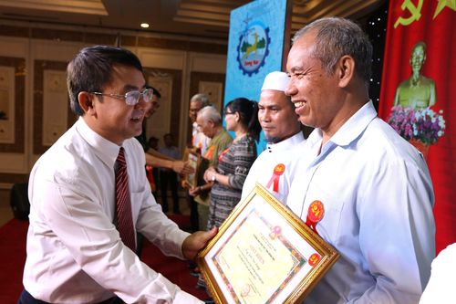 Phát huy vai trò người uy tín trong đồng bào dân tộc thiểu số