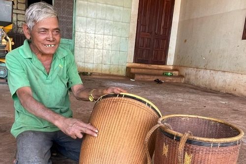 Những người đàn ông gìn giữ nghề đan lát ở xã Ia Băng