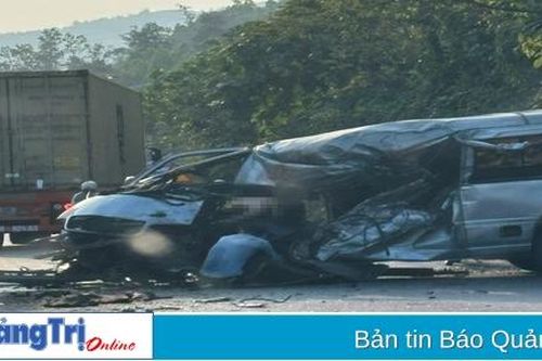 Va chạm xe khách, tài xế xe tải van tử vong trong xe