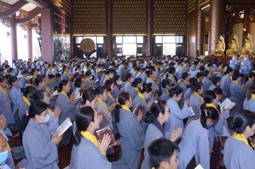 Hàng trăm người phát tâm quy y Tam bảo đầu năm tại chùa Huê Nghiêm