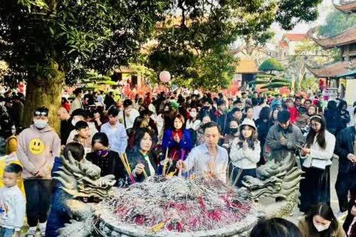 Hưng Yên: Giới trẻ quan tâm tới du lịch văn hóa tâm linh phản ánh điều gì?