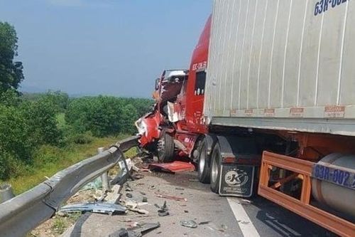 Tài xế vượt ẩu gây tai nạn làm 3 người thương vong