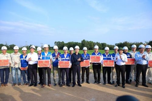 Thúc đẩy các dự án đường bộ cao tốc, đường điện cao thế về đích đúng kế hoạch