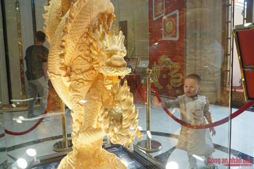 Tượng rồng dát vàng cao 3,1m đón ngày vía Thần tài tại Hà Nội