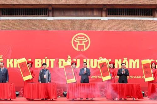 Chủ tịch nước Võ Văn Thưởng viết hai chữ 'Văn hiến' tại lễ khai bút đầu xuân Hà Nội