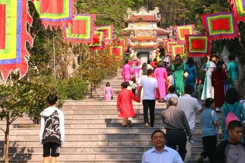 Du khách chen chân tại lễ hội đền Huyền Trân