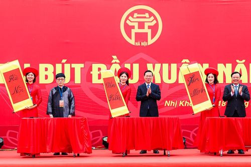 Chủ tịch nước cùng Bí thư Thành ủy Hà Nội khai bút đầu xuân: 'Thủ đô Hà Nội văn hiến, văn minh, hiện đại'