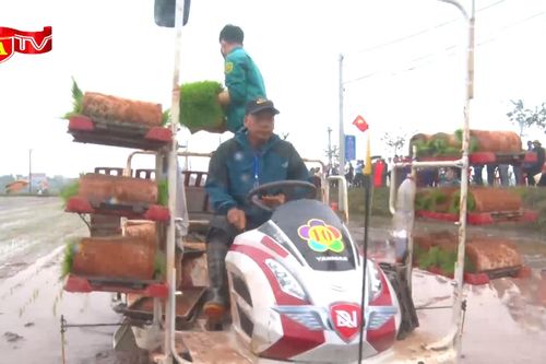 'Màn trình diễn' của những tài xế… lái máy cấy