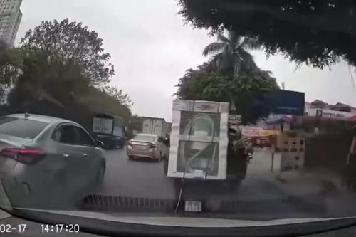 Cận cảnh lái xe ô tô 'tung cước' đạp ngã người đi xe máy ở Hà Đông