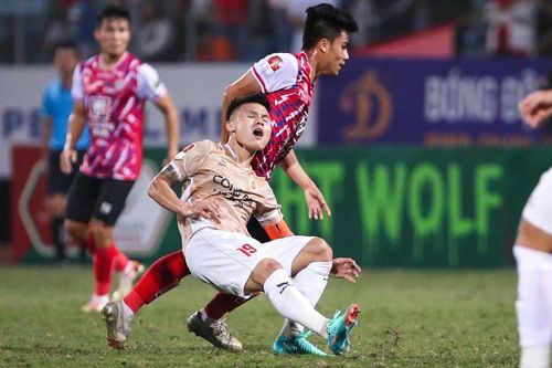 Quang Hải mờ nhạt trong ngày Kiatisuk ra mắt