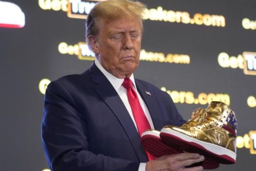 Ông Donald Trump ra mắt mẫu giày vàng ánh kim giá 399 USD
