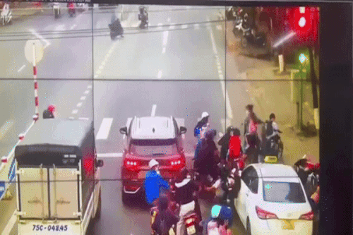 Taxi tông hàng loạt người cùng phương tiện đang dừng đèn đỏ