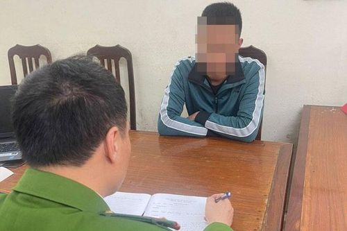 Triệu tập tài xế ôtô đạp ngã người đi xe máy ở Hà Nội