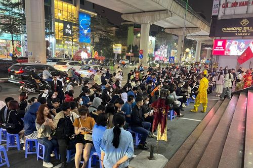 Khách xếp hàng đến 21h tối, doanh nghiệp hết vàng để bán ngày Thần Tài