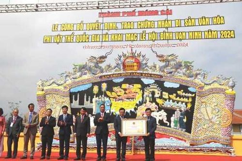 Đón nhận Di sản văn hóa phi vật thể quốc gia tại đình Vạn Ninh