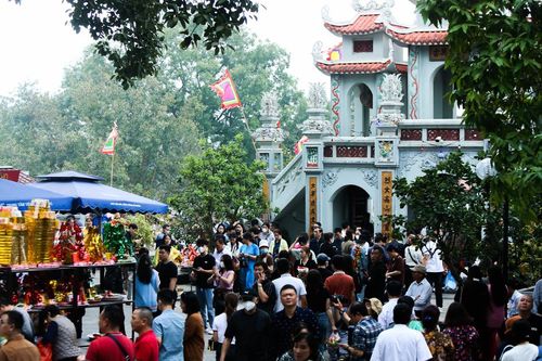 Người dân nườm nượp đi hành lễ 'vay tiền' sớm tại đền Bà Chúa Kho