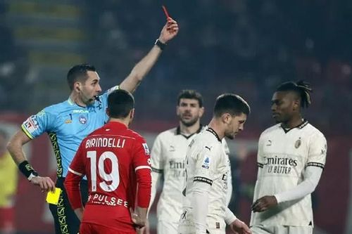 Kết quả Serie A: Jovic nhận thẻ đỏ khiến AC Milan thất thủ, AS Roma thăng hoa khi thắng Frosinone
