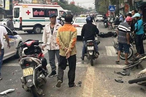 TP Huế: Taxi đâm hàng loạt xe máy đang dừng chờ đèn đỏ, nhiều người nhập viện