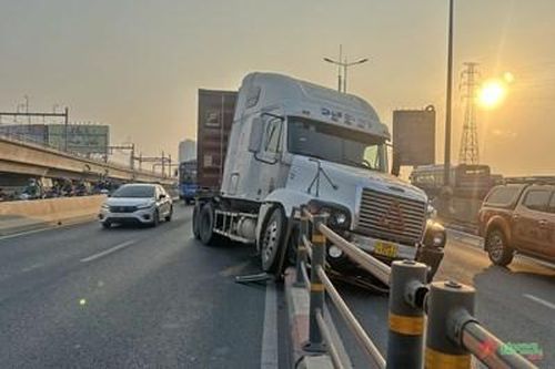 Thành phố Hồ Chí Minh: Khẩn trương di dời xe đầu kéo bị tai nạn trên cầu Sài Gòn