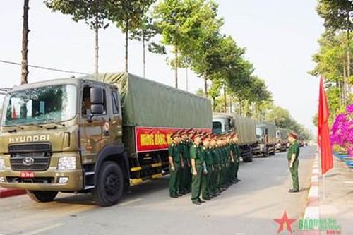 Lữ đoàn 972 xuất quân vận chuyển hàng đầu xuân