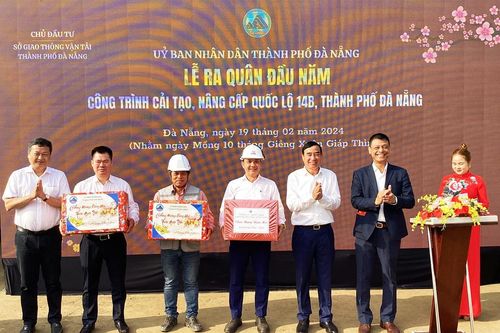 Chủ tịch UBND TP Đà Nẵng Lê Trung Chinh thăm, tặng quà, động viên các đơn vị ra quân thi công đầu năm mới Giáp Thìn – 2024