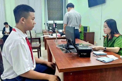 Ngày đầu làm thủ tục cấp thẻ CCCD tại trụ sở tiếp dân PC06
