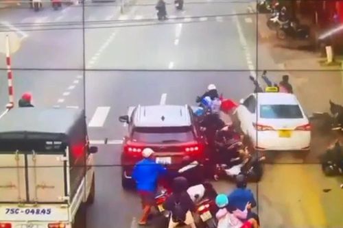 Khoảnh khắc taxi tông hàng loạt phương tiện dừng đèn đỏ tại Huế