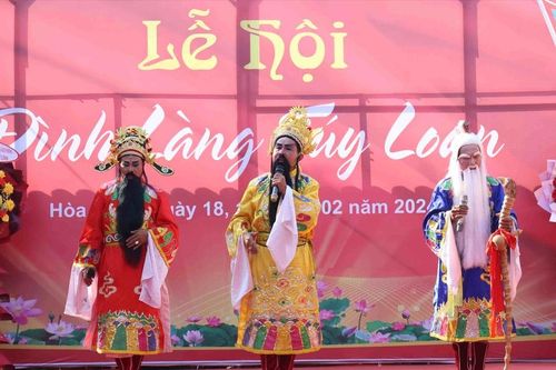 Người dân hào hứng đi xem đua thuyền ở Lễ hội đình làng Túy Loan