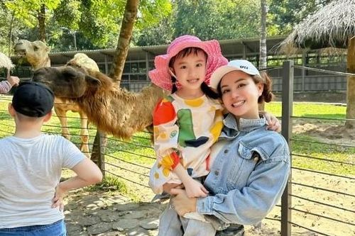 Vy Oanh xả kho loạt ảnh du xuân cùng gia đình
