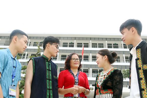 Thầy cô ở vùng cao đối với học trò phải vừa là giáo viên, vừa là cha mẹ