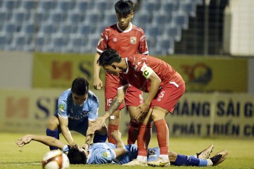 Cứu đồng đội cắn lưỡi, cầu thủ Đà Nẵng nhận 'mưa' lời khen