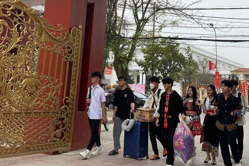 Trường dân tộc nội trú bố trí xe đón trò trở lại trường sau kỳ nghỉ Tết