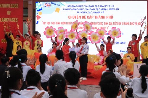 Dạy học phát triển phẩm chất, năng lực cho học sinh trong môn Tiếng Anh lớp 8