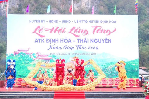 Đông đảo người dân tham gia lễ hội xuống đồng ở Thái Nguyên
