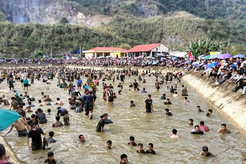 Hàng trăm người lao xuống hồ nước bắt cá cầu may ở Tuyên Quang
