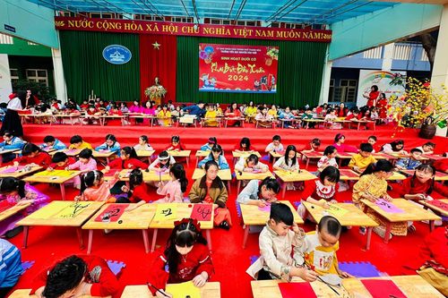 Hàng nghìn học sinh hào hứng tham gia 'Ngày hội khai bút đầu Xuân'