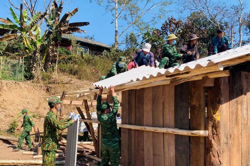 Đồn Biên phòng Na Cô Sa hỗ trợ làm nhà mới cho hộ dân bị cháy nhà