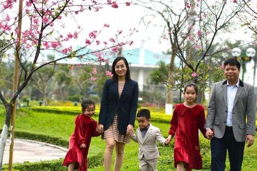 Người dân Hà thành 'đua nhau' check-in bên hoa anh đào Nhật Bản đang nở rộ