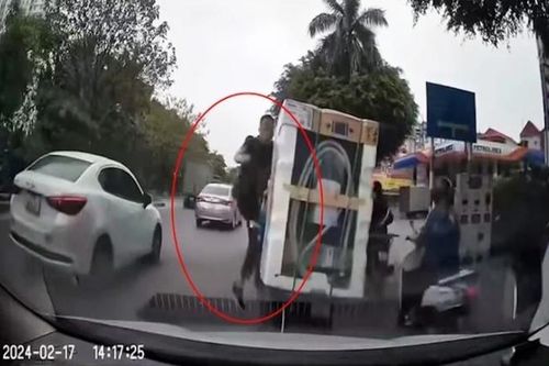 Công an làm việc với tài xế ô tô 'tung cước' đạp ngã người đi xe máy ở Hà Nội