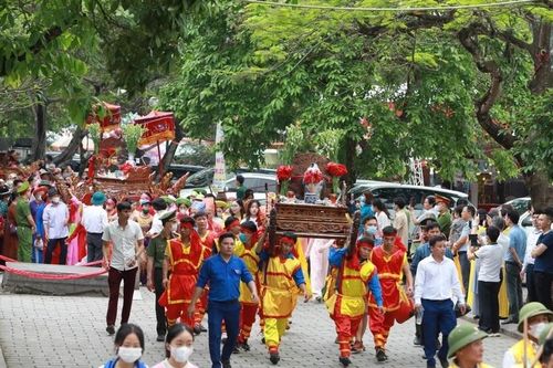 Nét văn hóa đặc sắc lễ hội truyền thống động Hoa Lư