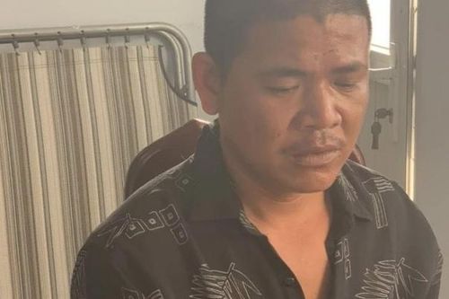 Mâu thuẫn với mẹ ruột, con trai cầm kéo đâm cha dượng tử vong
