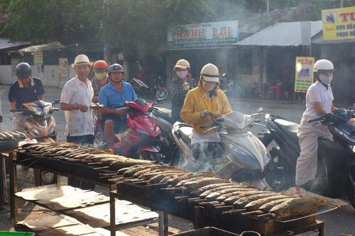 Người dân Bạc Liêu mua heo quay, cá lóc nướng… ngày vía Thần Tài